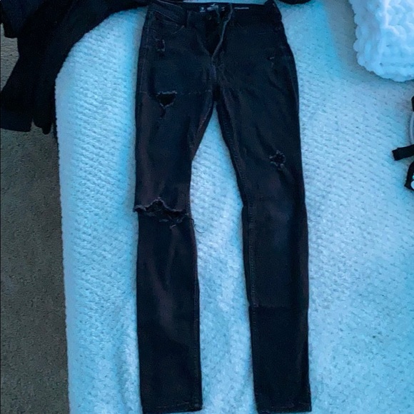 HOLLISTER HIGH RISE RIPPED JEANS - Picture 2 of 5